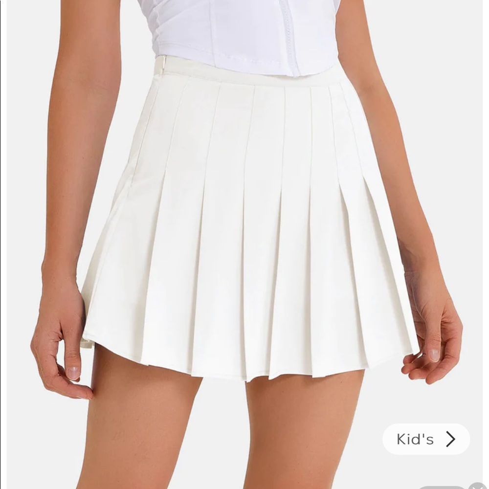HALARA white pleated skirt